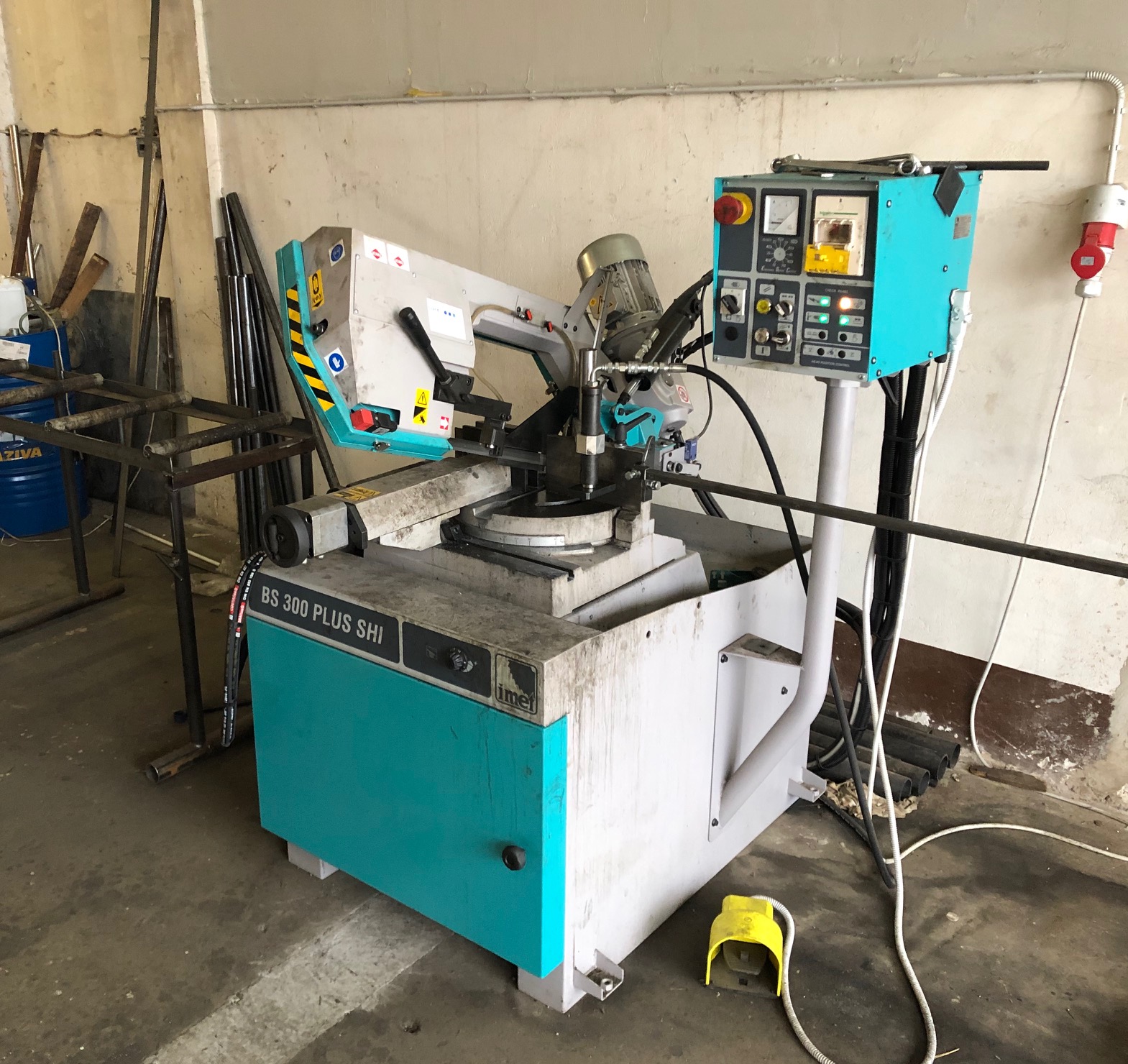 Semi automatic band saw