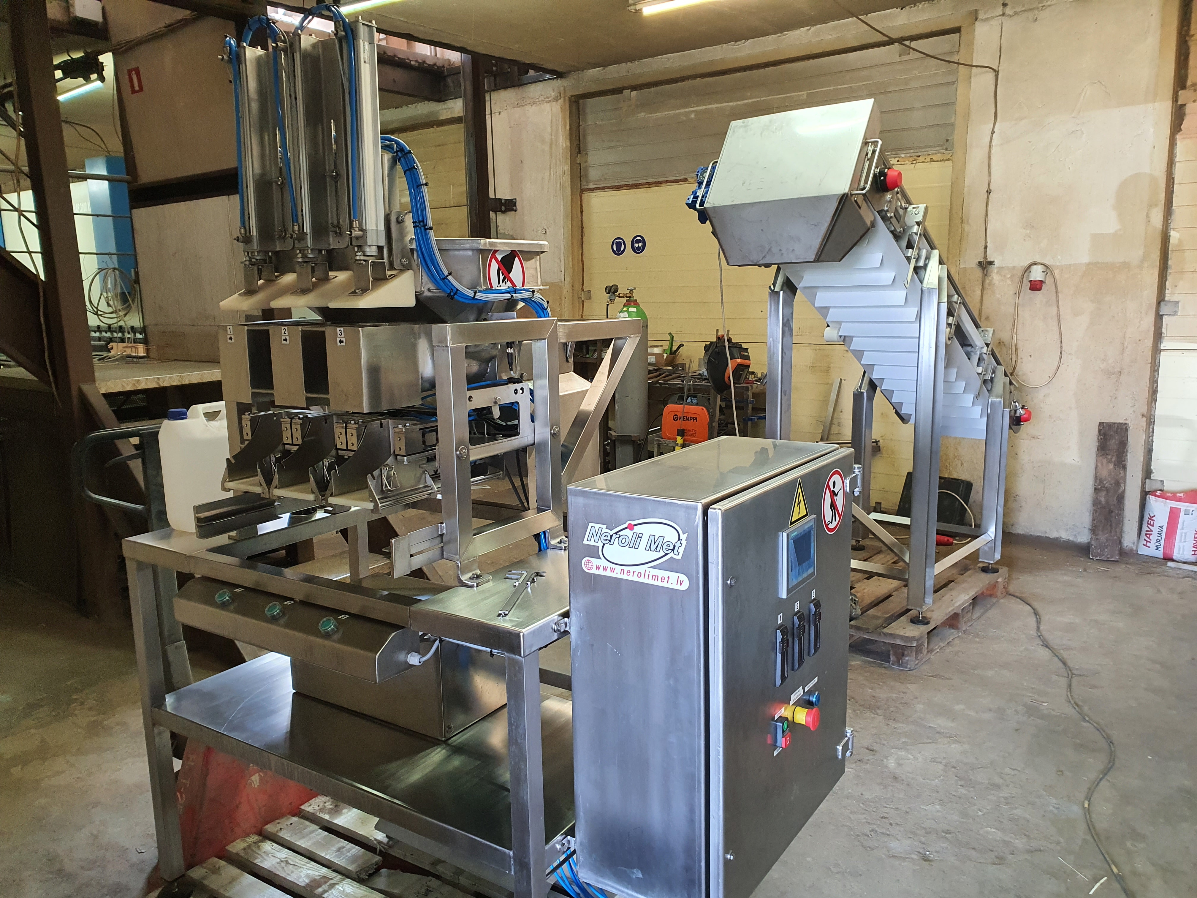 Weighing conveyor line