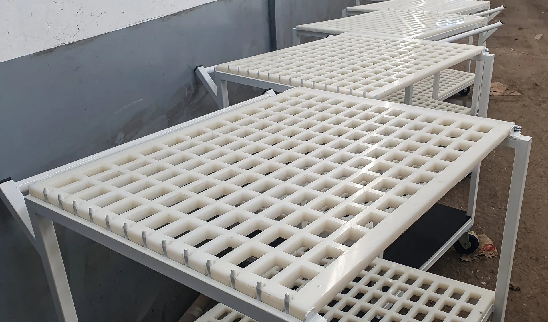 The trolley is made of steel box profiles and polyethylene parts
