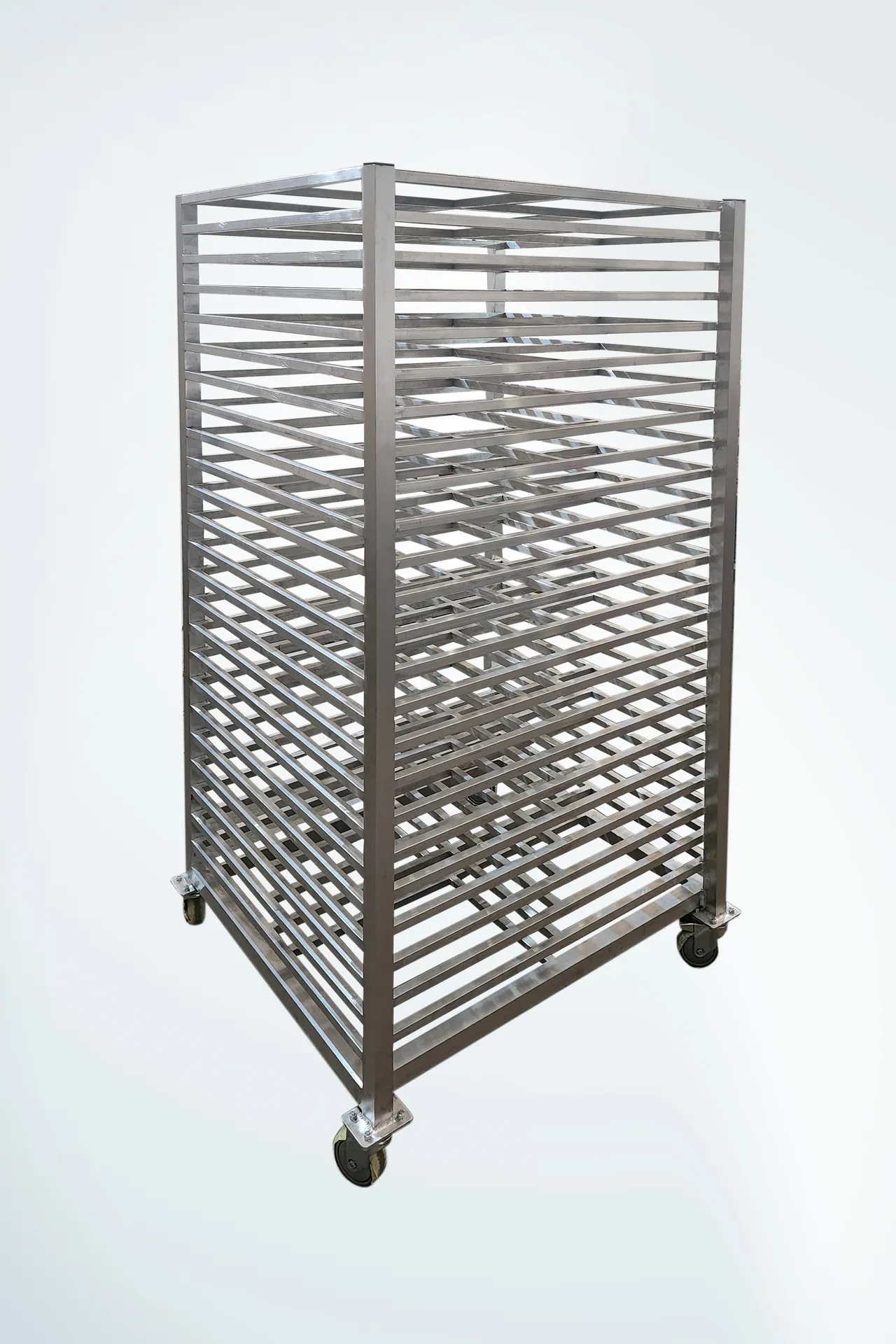 Shelves on wheels made of aluminum profiles.