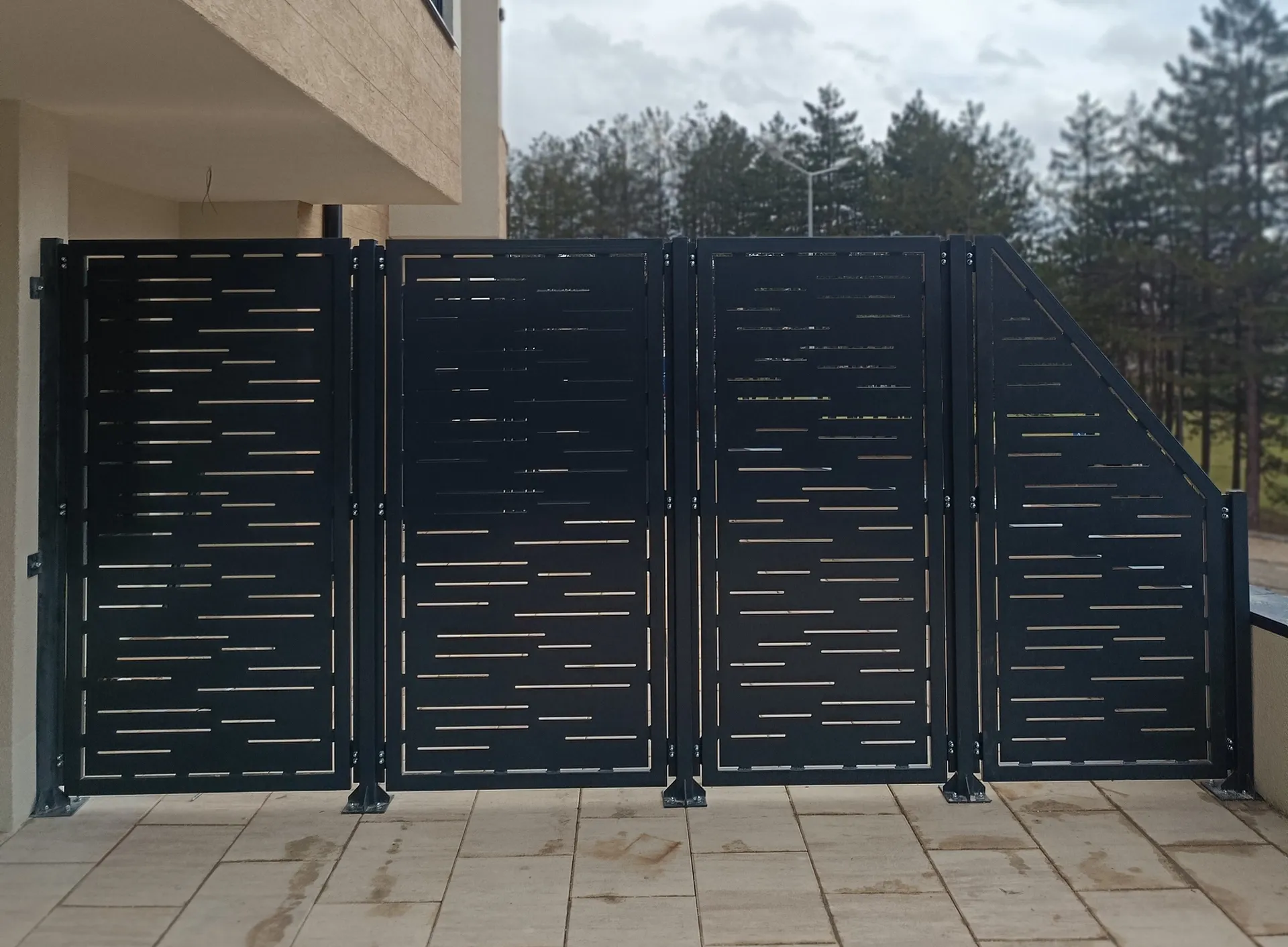 Fences for gardeners and backyards made of steel box profiles and hot-rolled sheet whose contour is cut on a laser. The fence is sandblasted and coated.