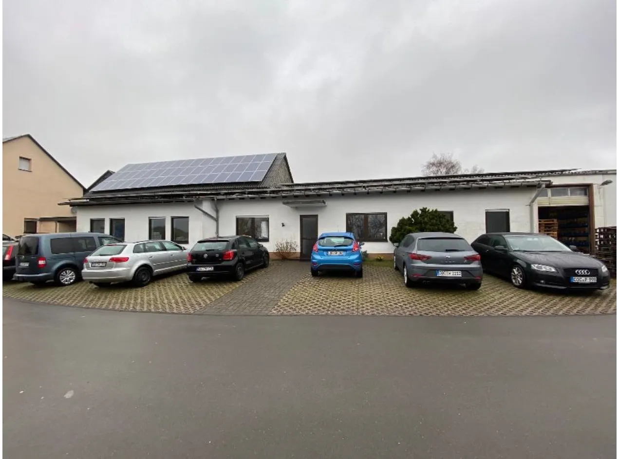 Vorderansicht Parkplatz