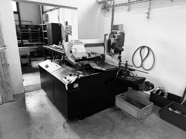 Semi-automatic Band Saw
