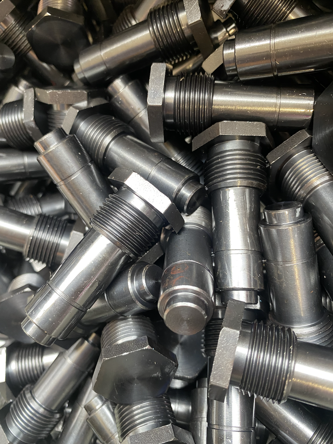 Steel parts with blued surface treatment