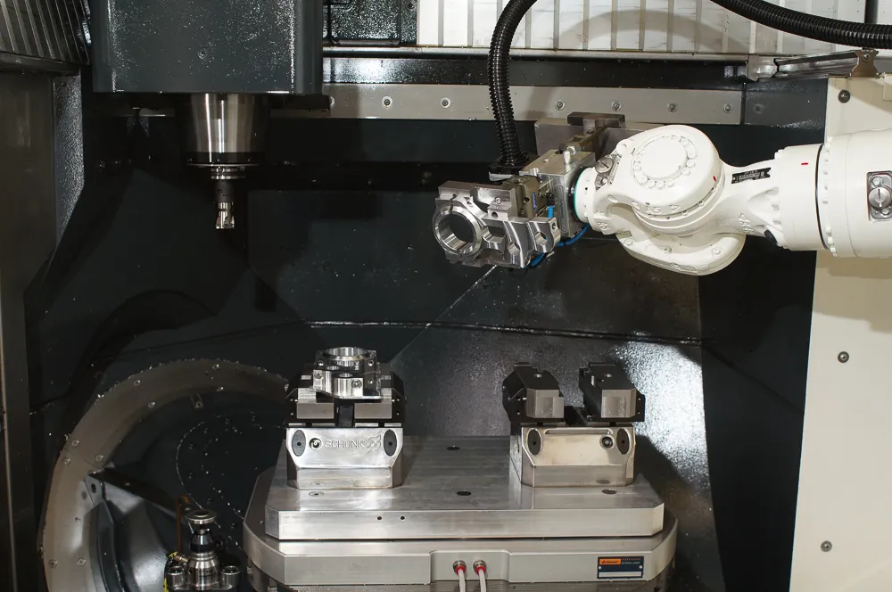 KUKA WH10 Roboter an DMU 60 eVo