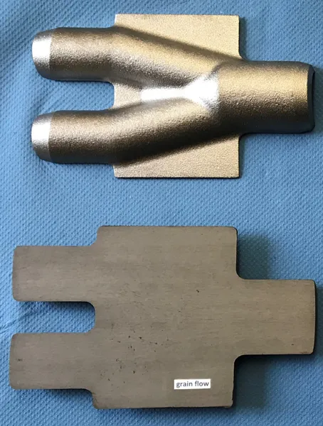 Schmiedestück mit Faserverlauf (grain flow) am Beispiel eines Hosenrohrs mit Schweißflossen