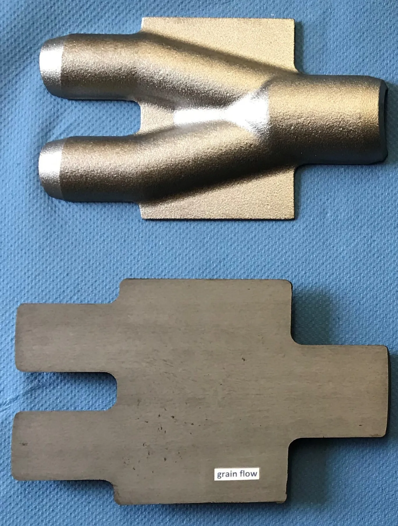 Schmiedestück mit Faserverlauf (grain flow) am Beispiel eines Hosenrohrs mit Schweißflossen
