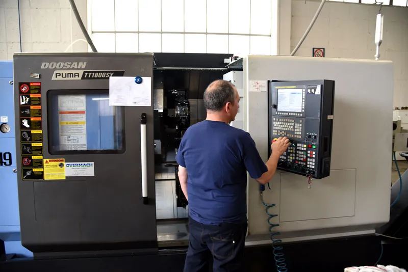 MACCHINA: Tornio a CNC DOOSAN TT1800SY  con caricatore IEMCA