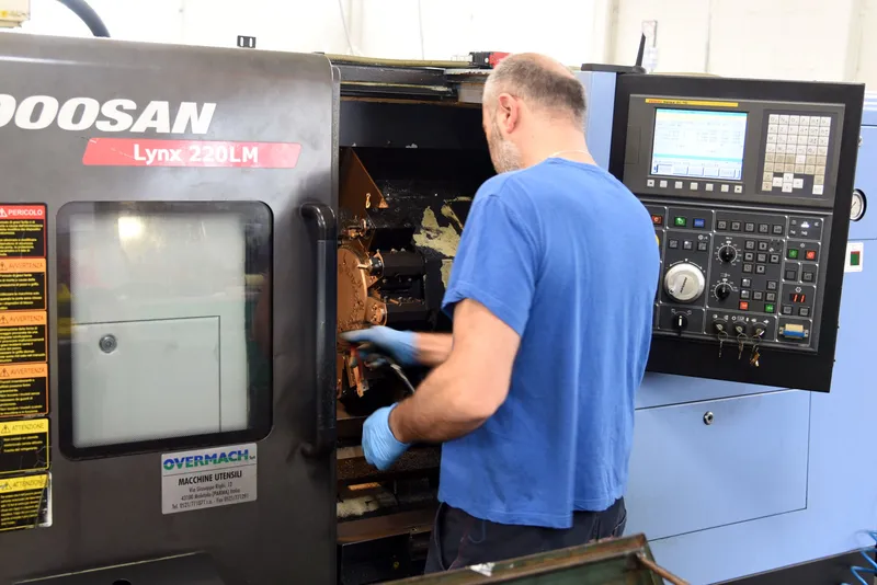 MACCHINA: Tornio a CNC DOOSAN LYNX con caricatore ASMUT