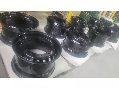 Pulverbeschichtete Stahlfelgen RAL 9005 Glatt Glanz