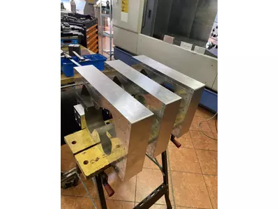 Robot gripper base plate