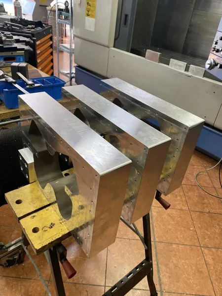 Robot gripper base plate