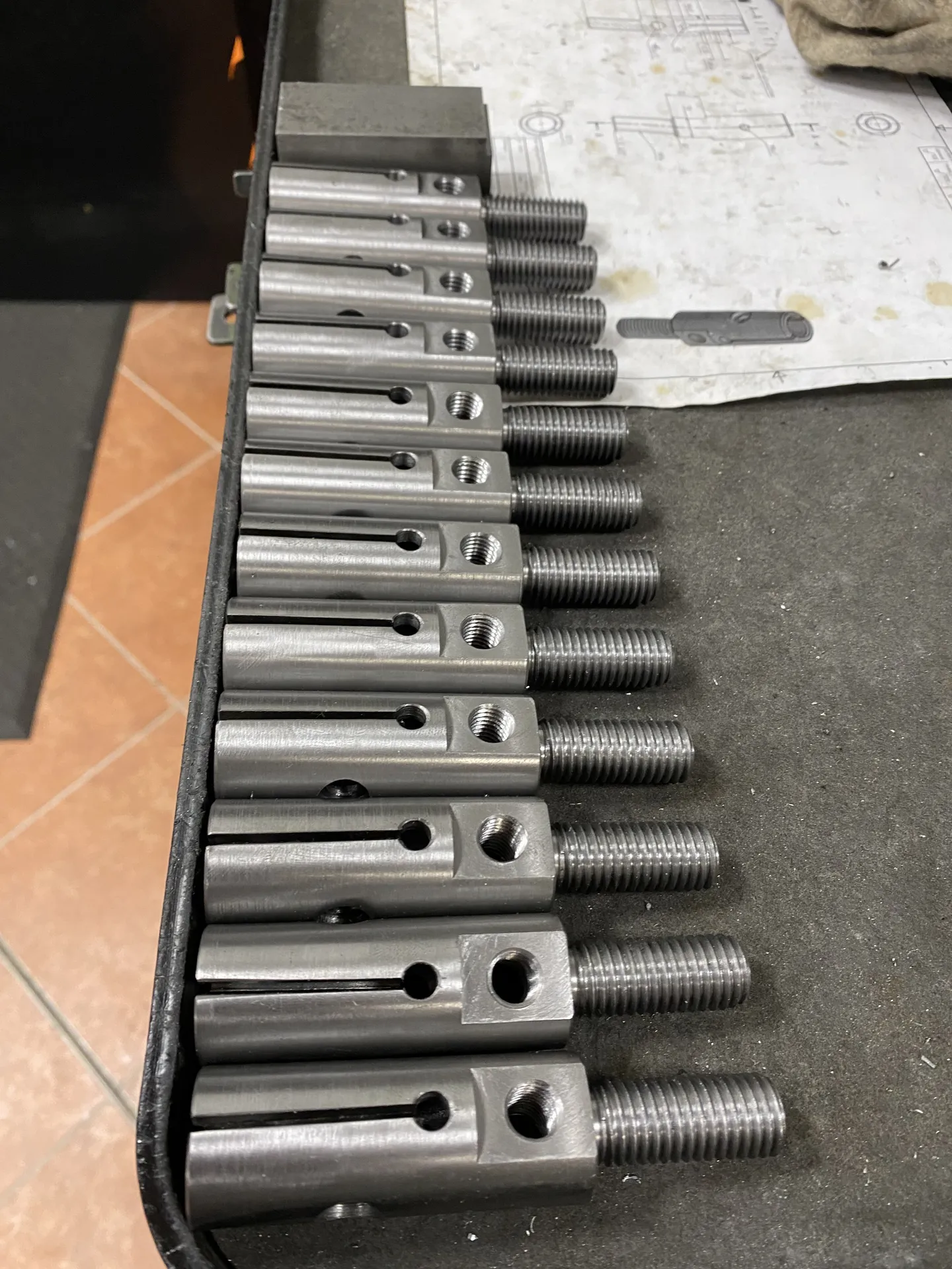Threaded shaft holder