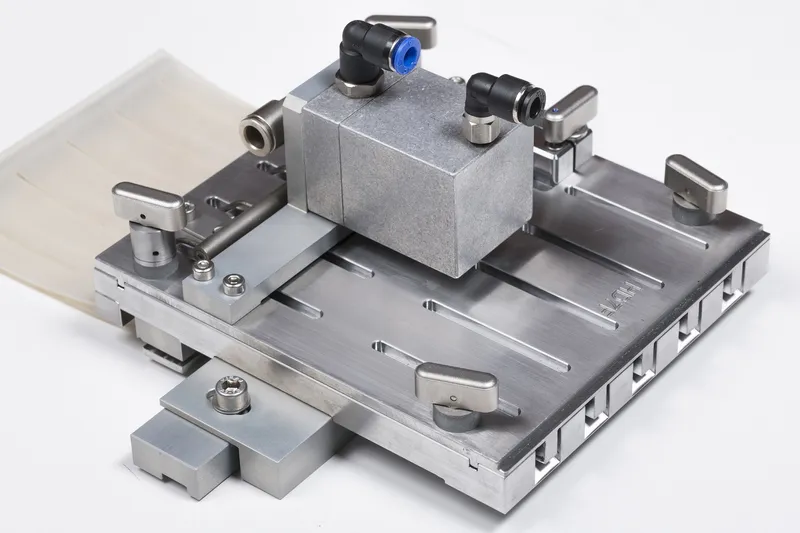 Vertical feeder for blister packaging machine