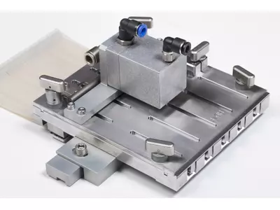 Vertical feeder for blister packaging machine