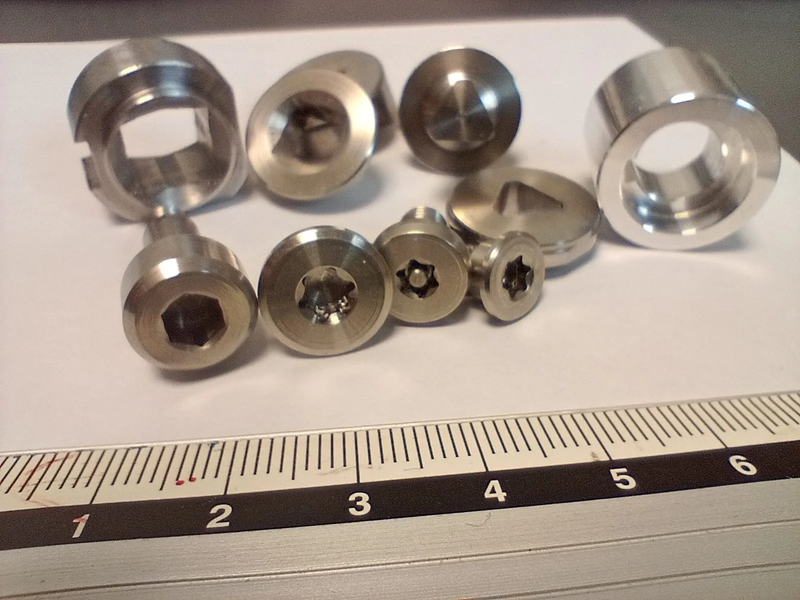 Diverse Kleinteile mit Innenprofil