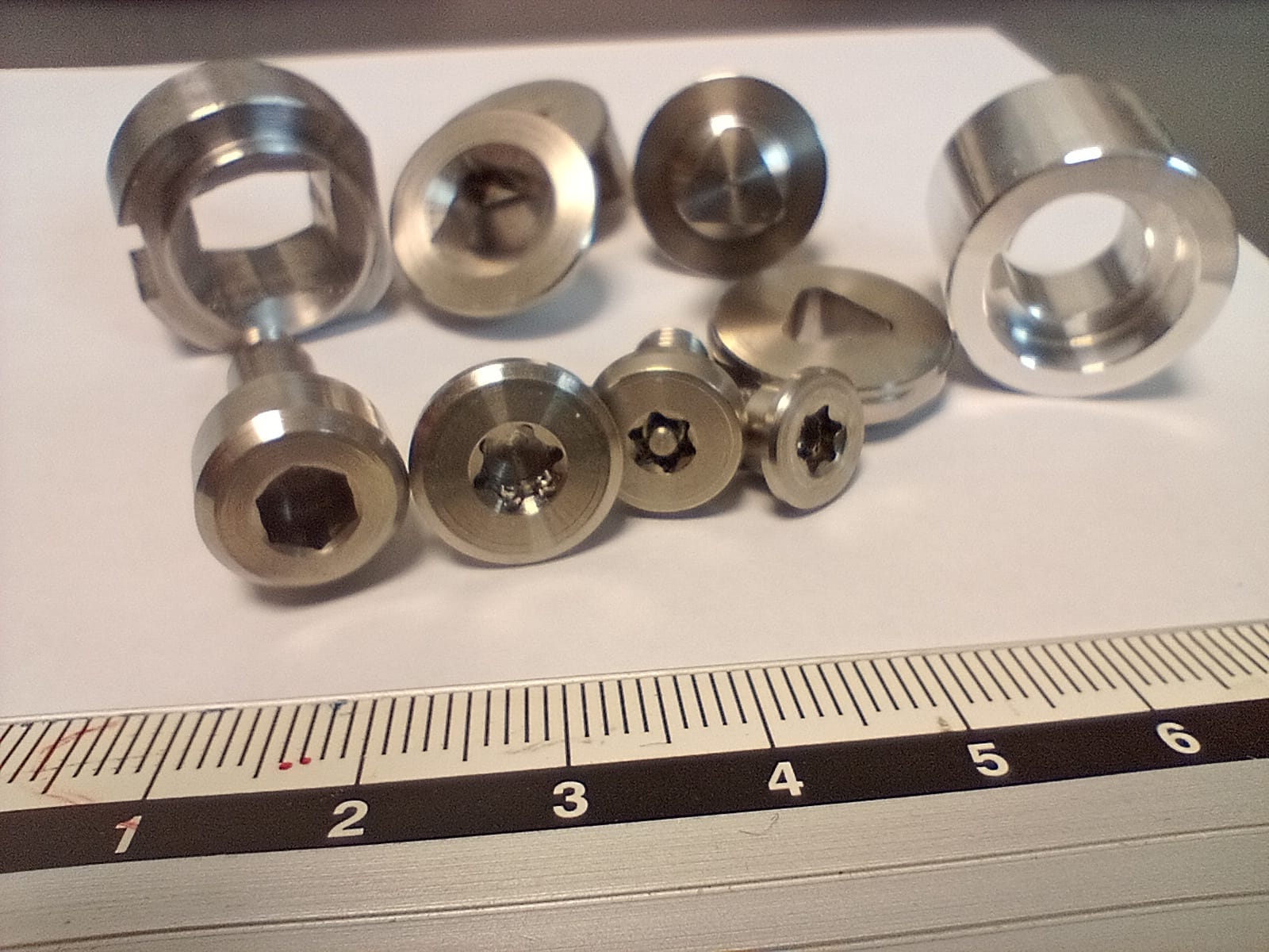 Diverse Kleinteile mit Innenprofil