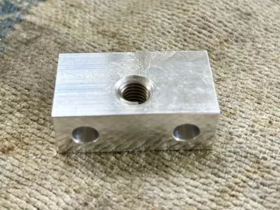 Block mit M8x1,25 Helicoil-Einsätze