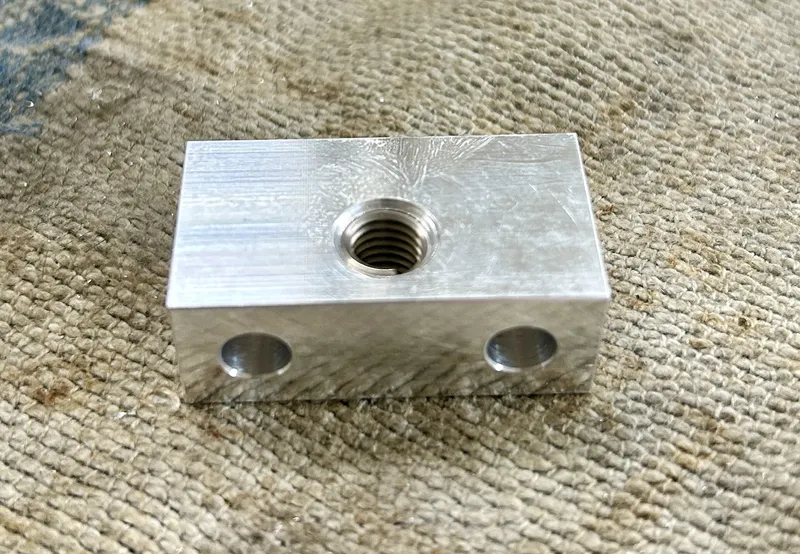Block mit M8x1,25 Helicoil-Einsätze