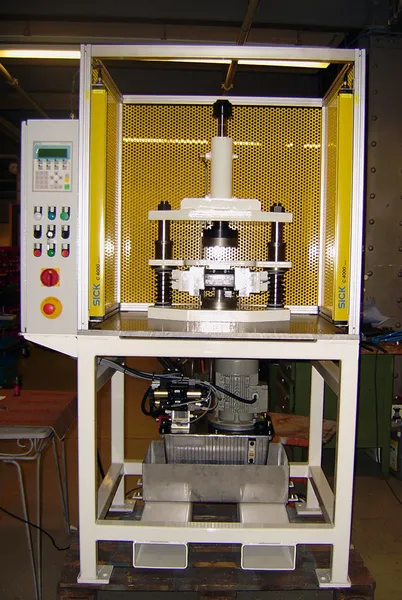 Hydraulische Presse mit Elektrosteuerung