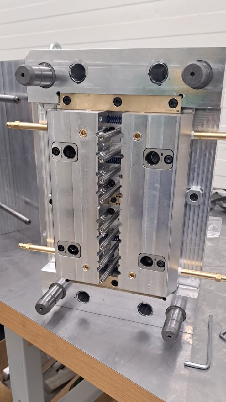 8 cavity, slider injection mold