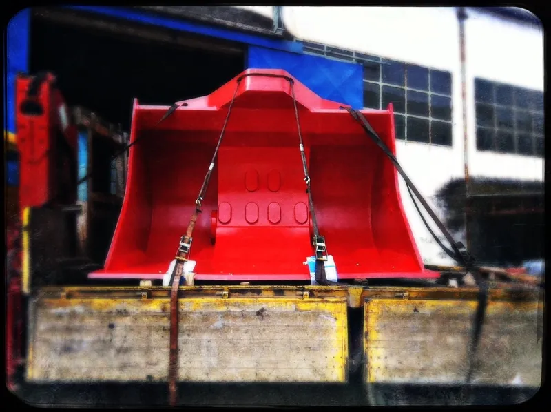 Bucket for mining machinery