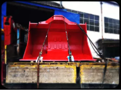 Bucket for mining machinery
