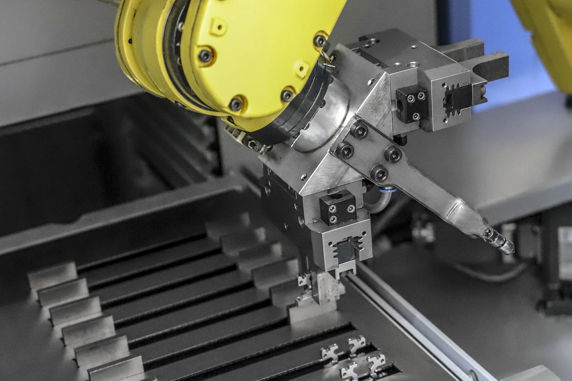 5-Achsfräsen mit Roboterbestückung