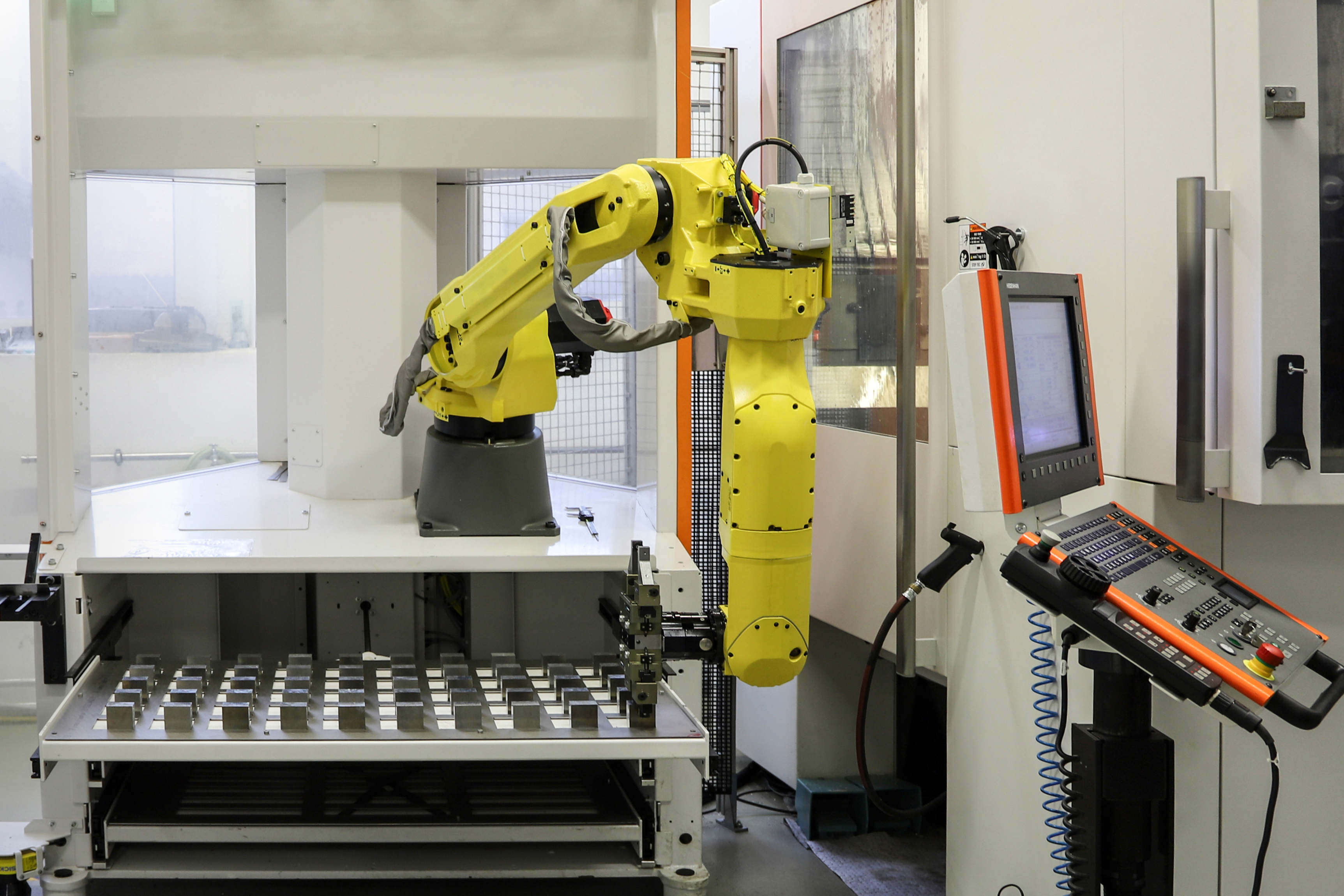 Mikron HPM 800U II - 5-Achsfräszentrum mit Roboterbestückung