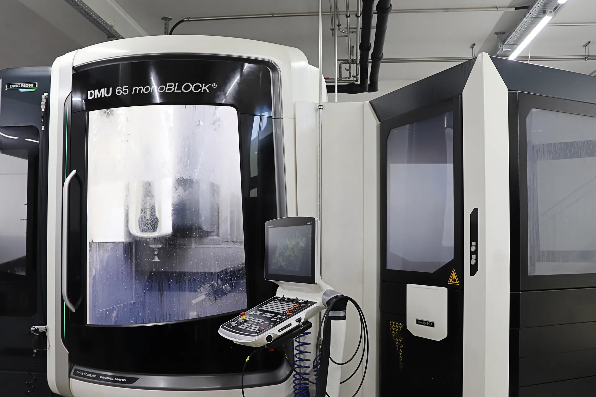 DMU 65 monoBLOCK - 5-Achsfräszentrum mit Roboterbestückung