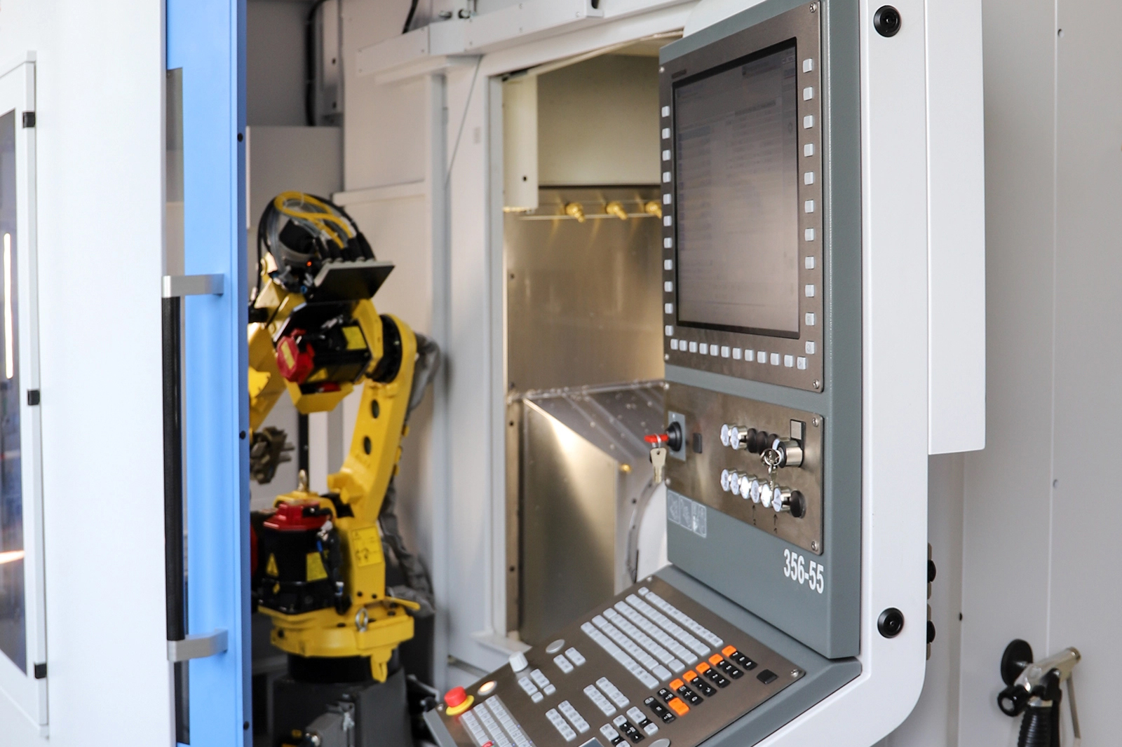 CHIRON II - 5-Achsfräszentrum mit Roboterbestückung