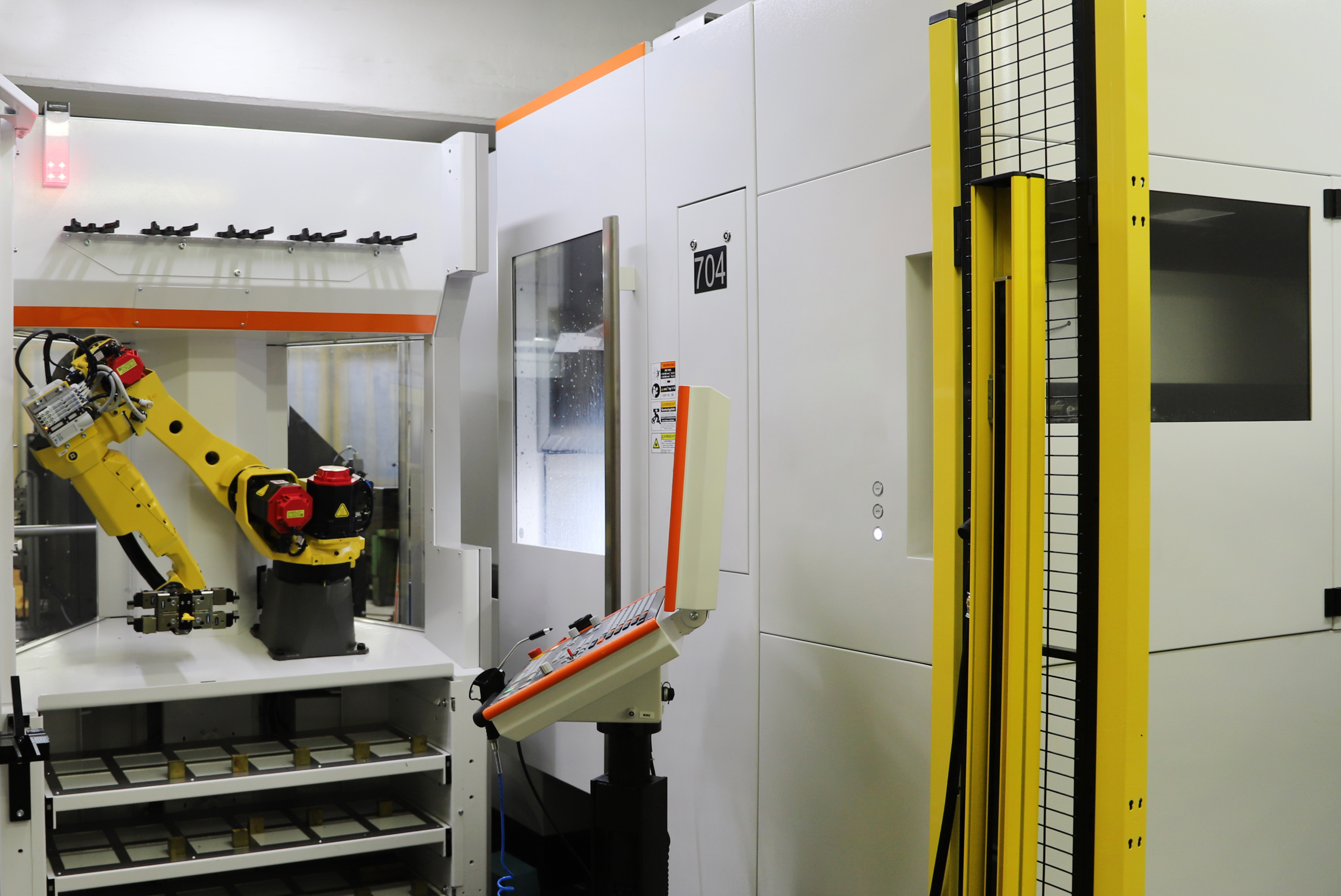 Mikron MILL P 500 U - 5-Achsfräszentrum mit Roboterbestückung