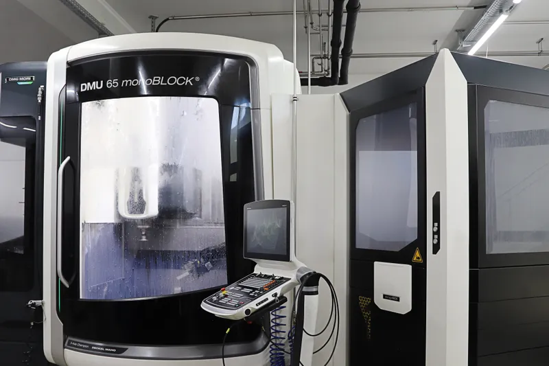 DMU 65 monoBLOCK - 5-Achsfräszentrum mit Roboterbestückung