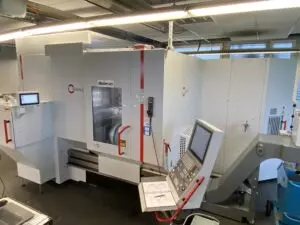 Bearbeitungszentrum C 22 U mit Bestückungsroboter RS 05-2