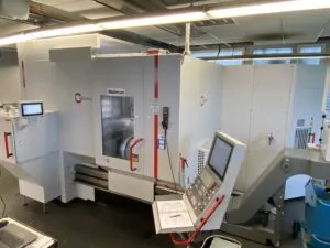 Bearbeitungszentrum C 22 U mit Bestückungsroboter RS 05-2