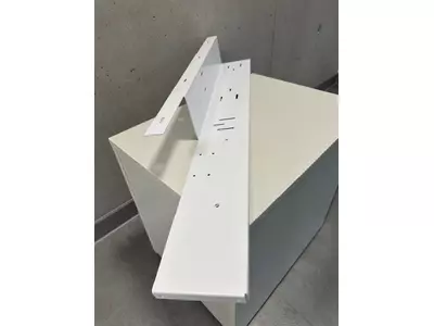 Halter mit Einnietmutter pulverbeschichtet