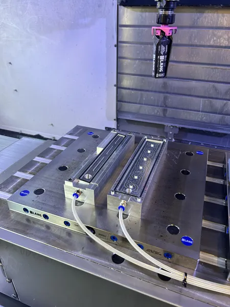 Vacuum fixture for customer parts, Vakuumvorrichtung für Kundenteile