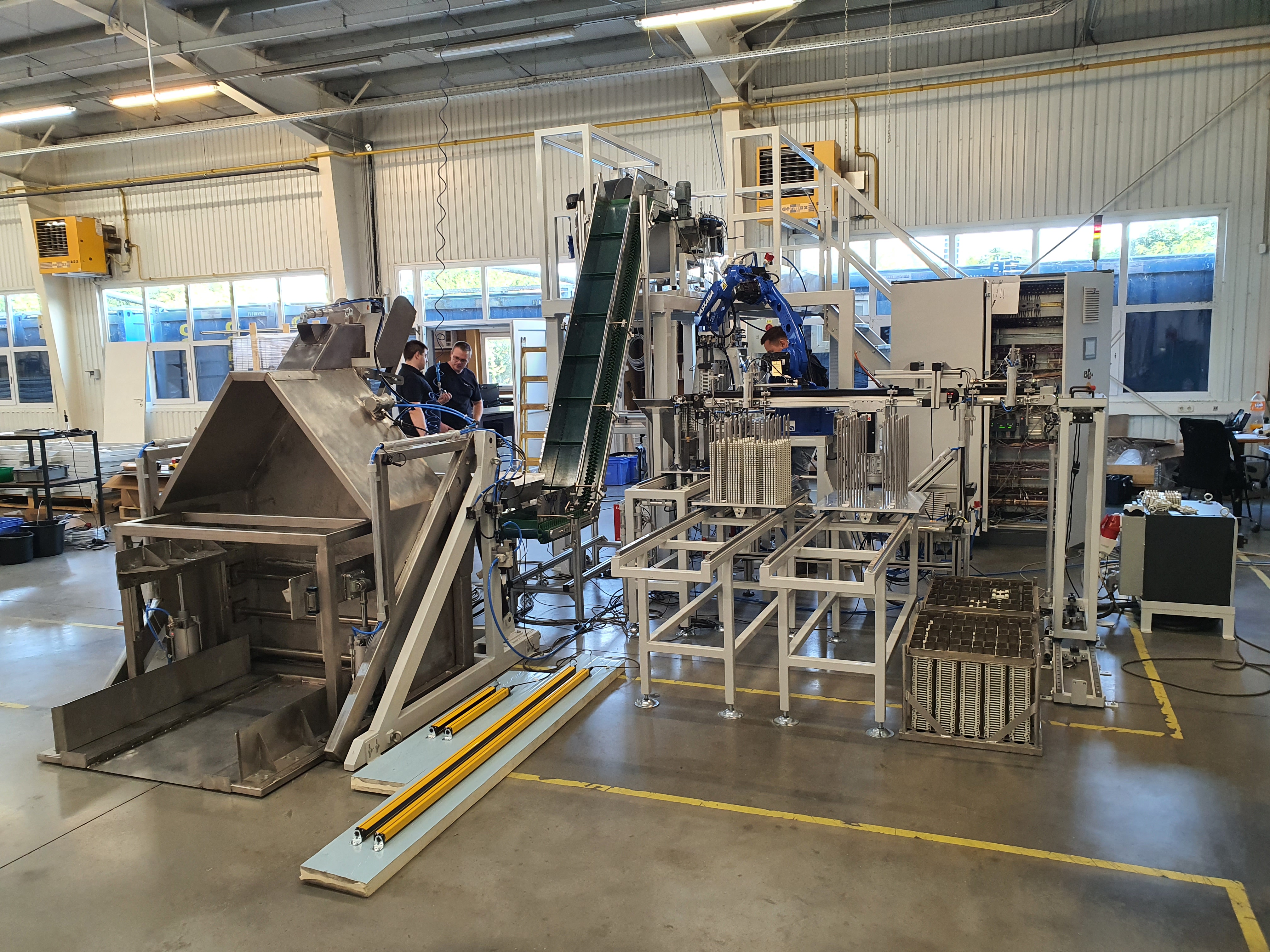 Zusammenbau einer Zielmaschine beim Hersteller