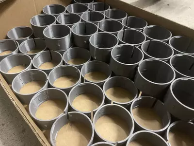 Capacitor holder for an industrial frequency inverter