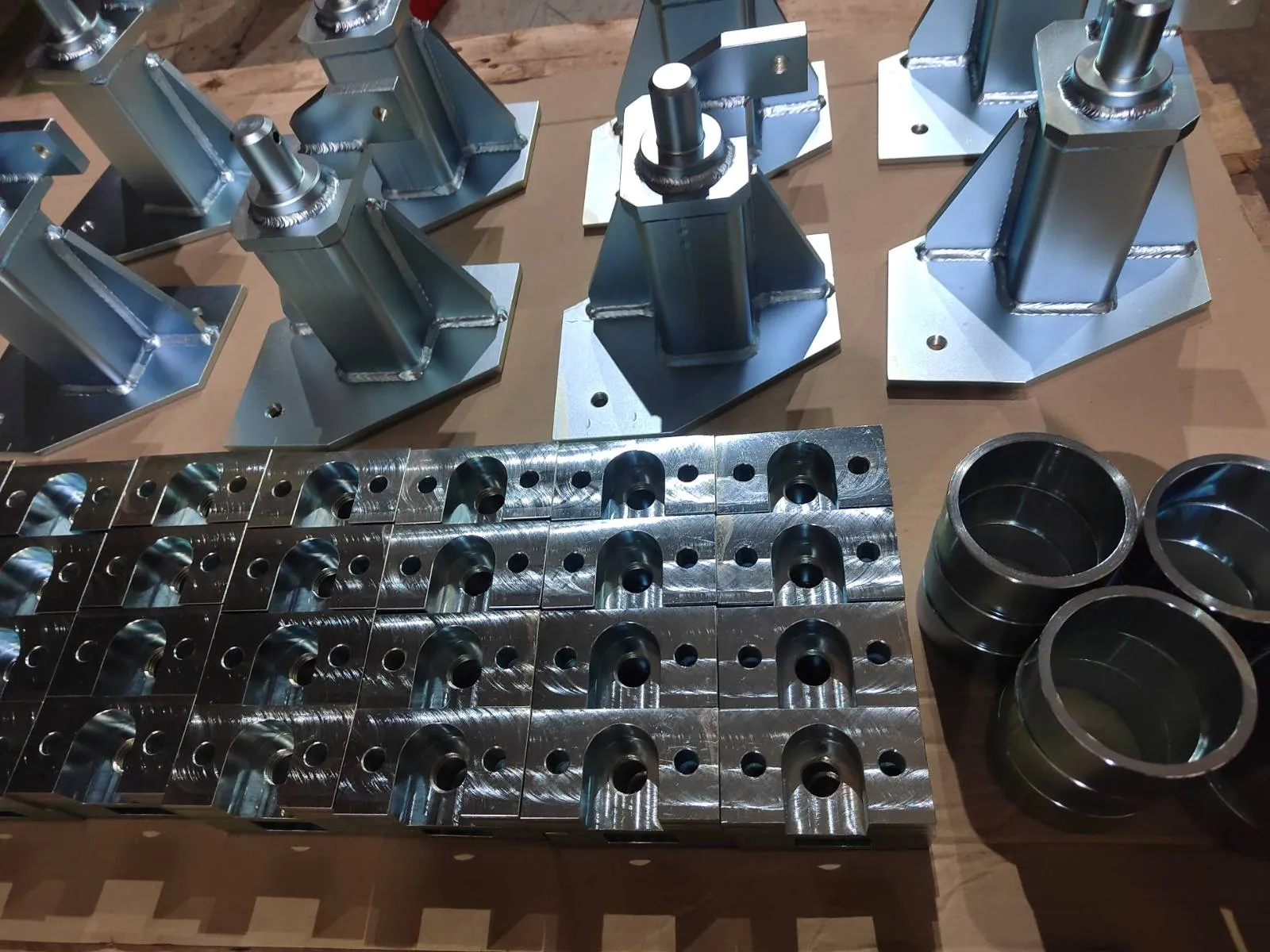 Various industrial components manufactured by turning (lathe) and milling (CNC milling). Additionally, the lot includes several pre-assembled welded units (welded steel parts). Parts are deburred, cleaned, and ready for inspection or further use. Suitable for machine tool manufacturing or general mechanical engineering.