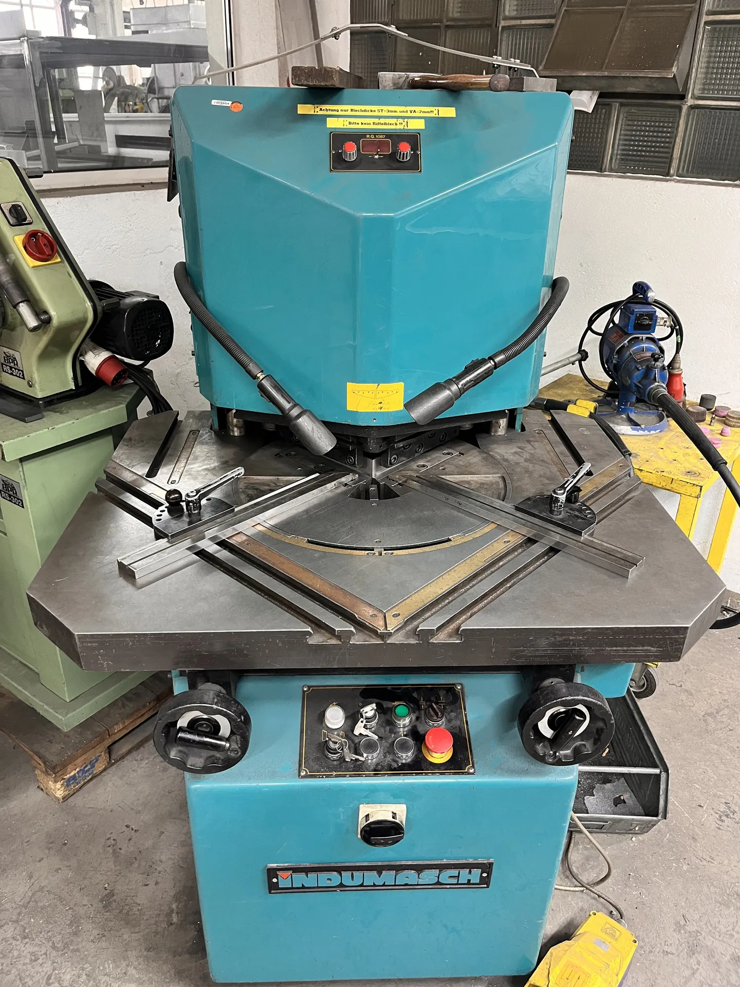 Hydraulische Ausklinkmaschine Model 204