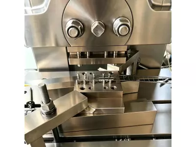 Simple continuous punching small mold