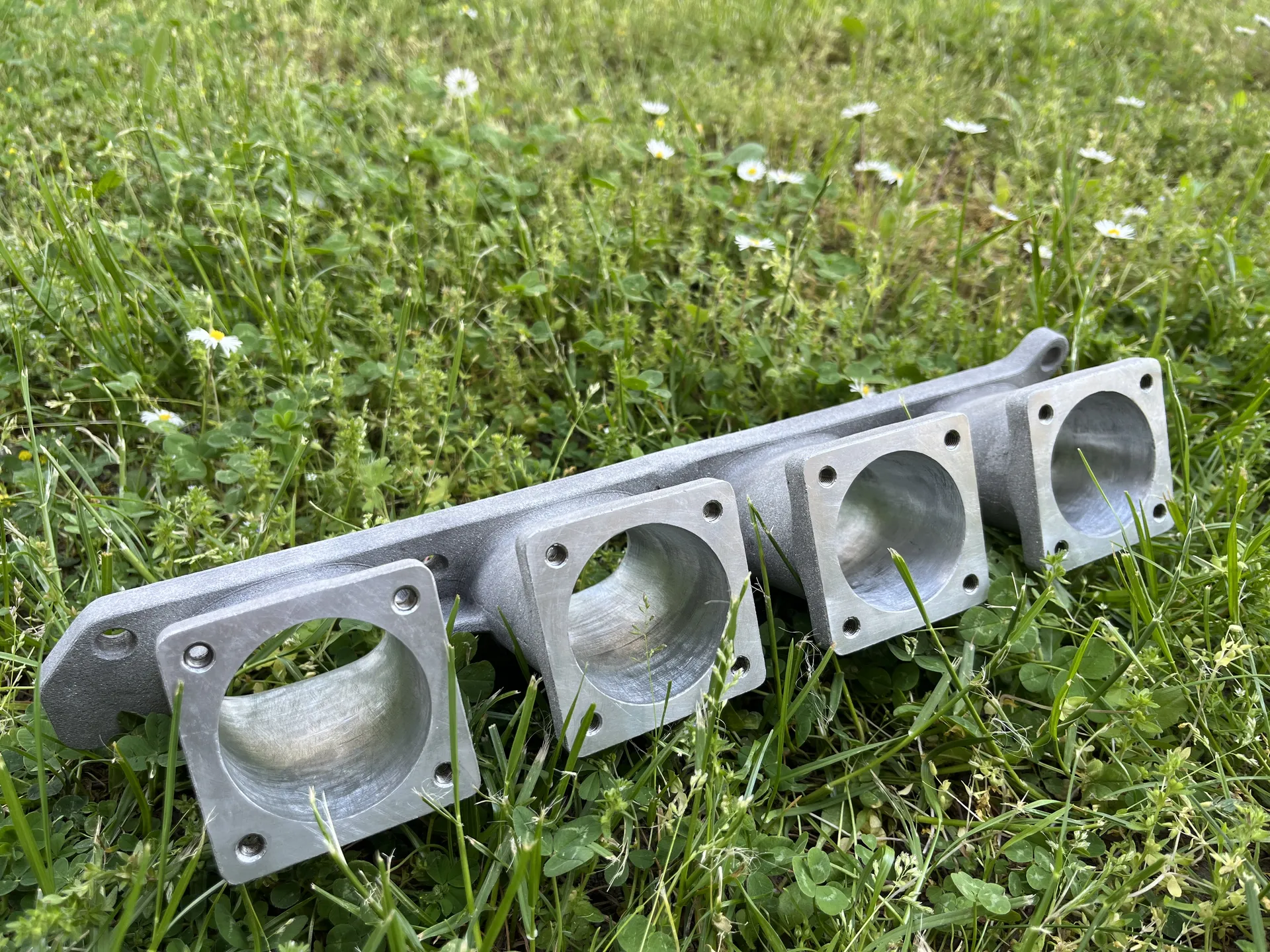 Custom-designed cast aluminium intake manifold for a race car
