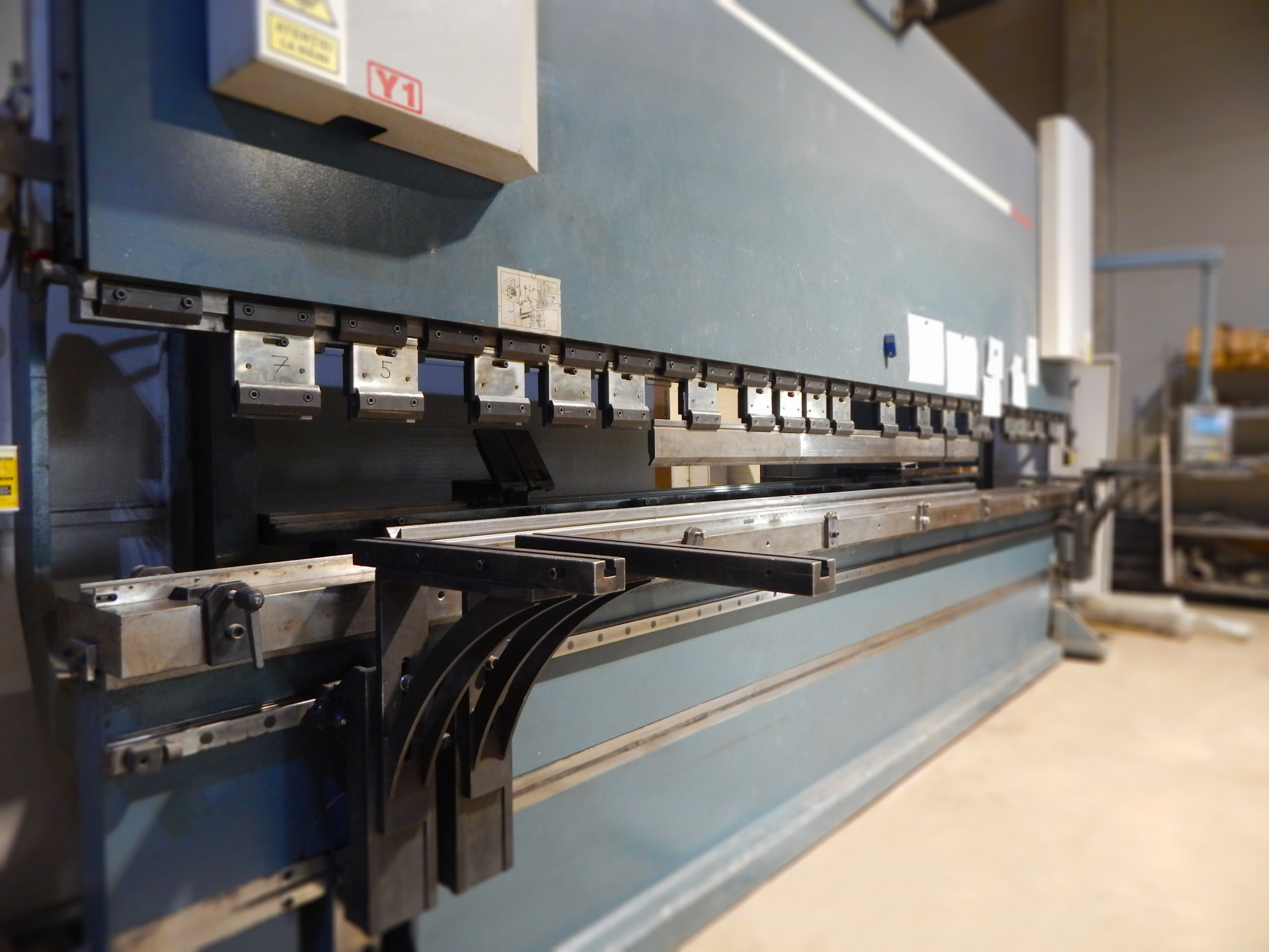 AD-R 60320