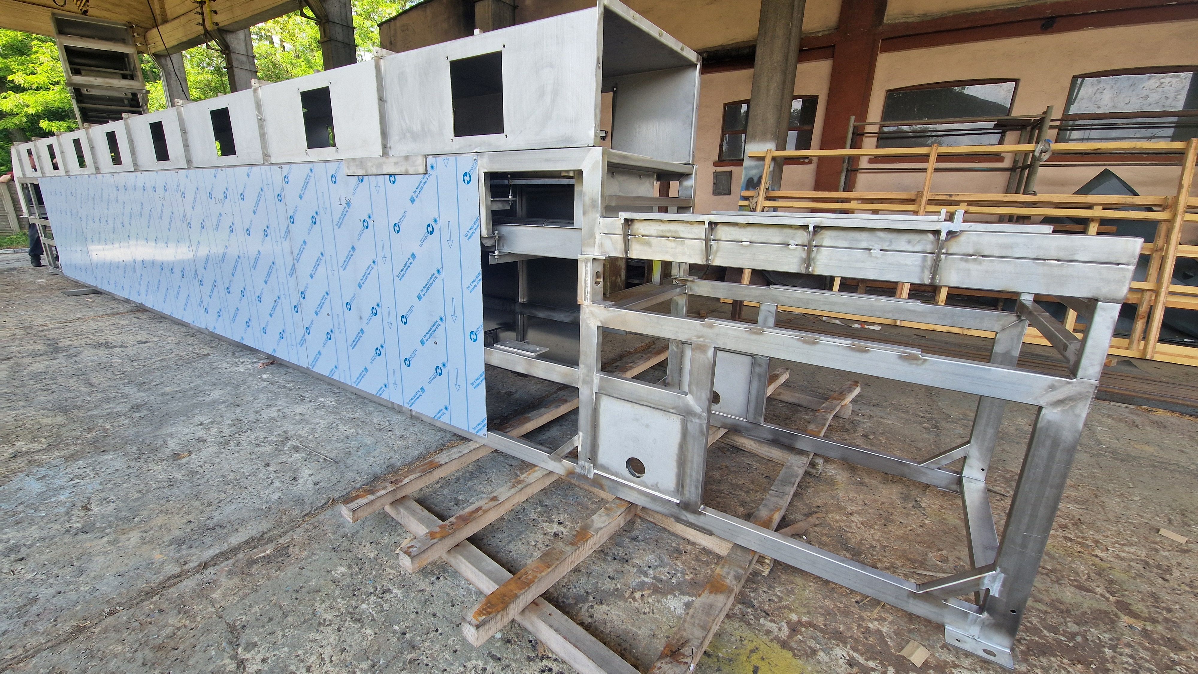 Conveyor construction