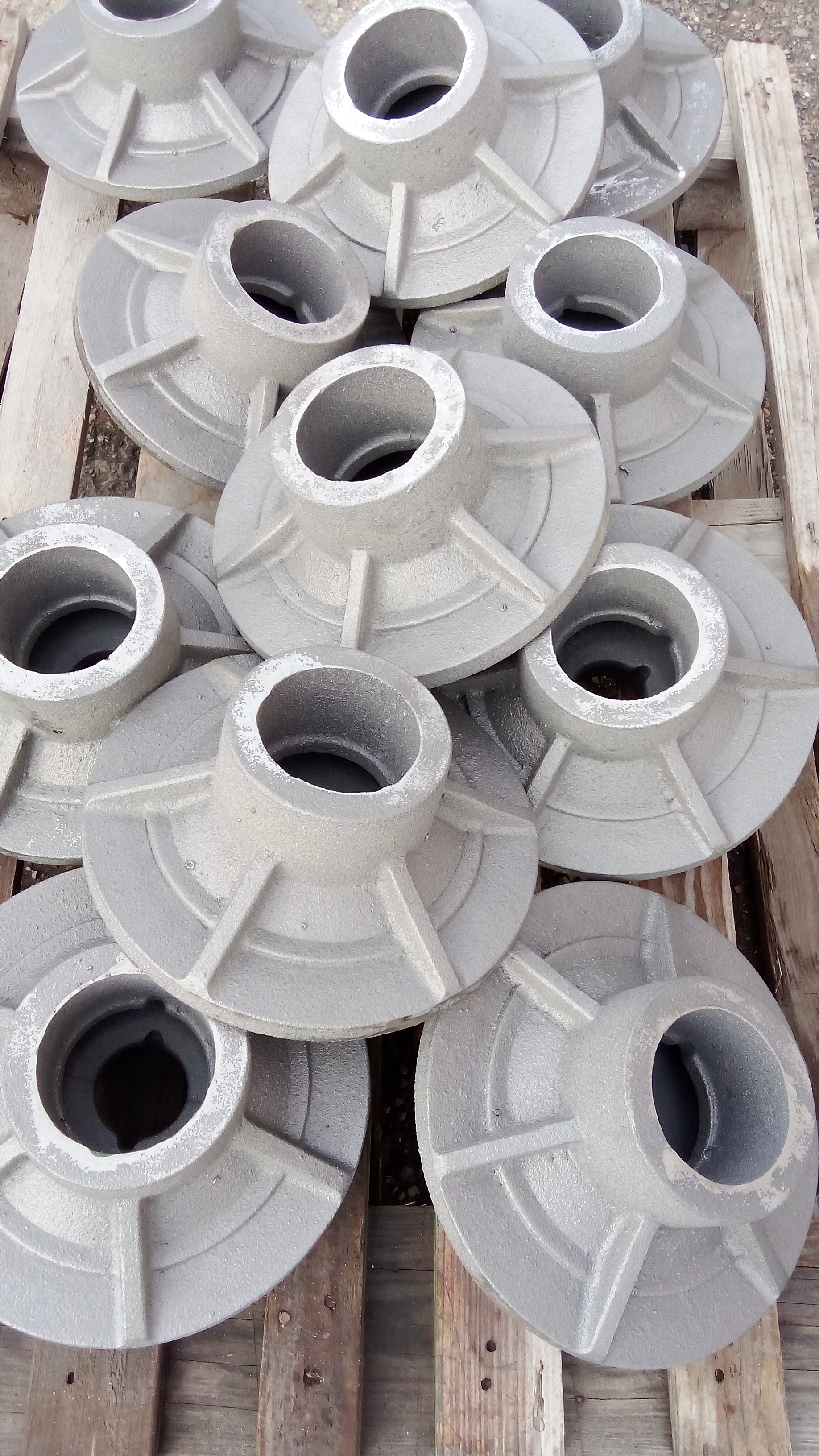 Cast iron hubs with reinforced ribbed construction