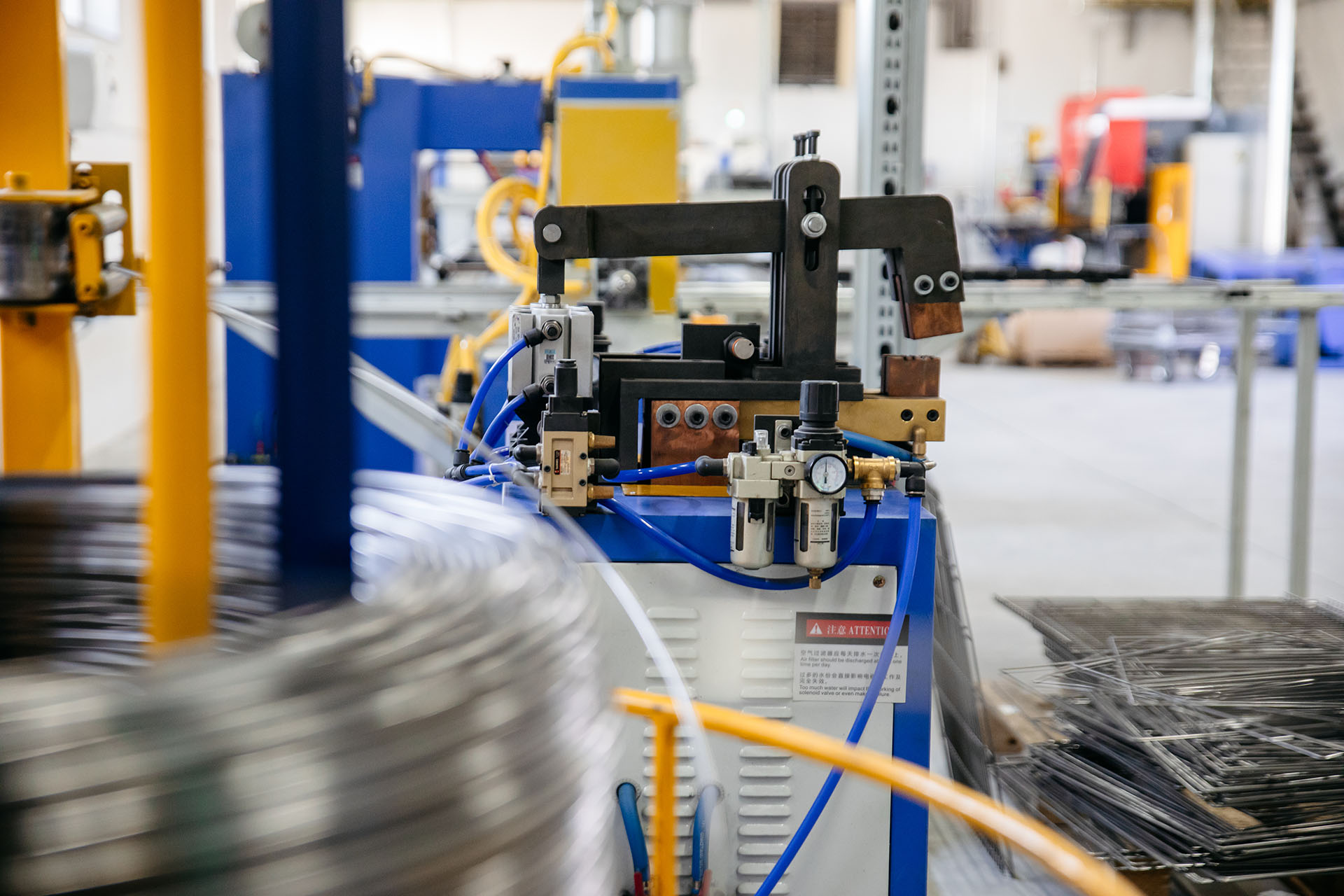 Automatisches Schweißen von Drahtgittern in der SHELMO Produktion