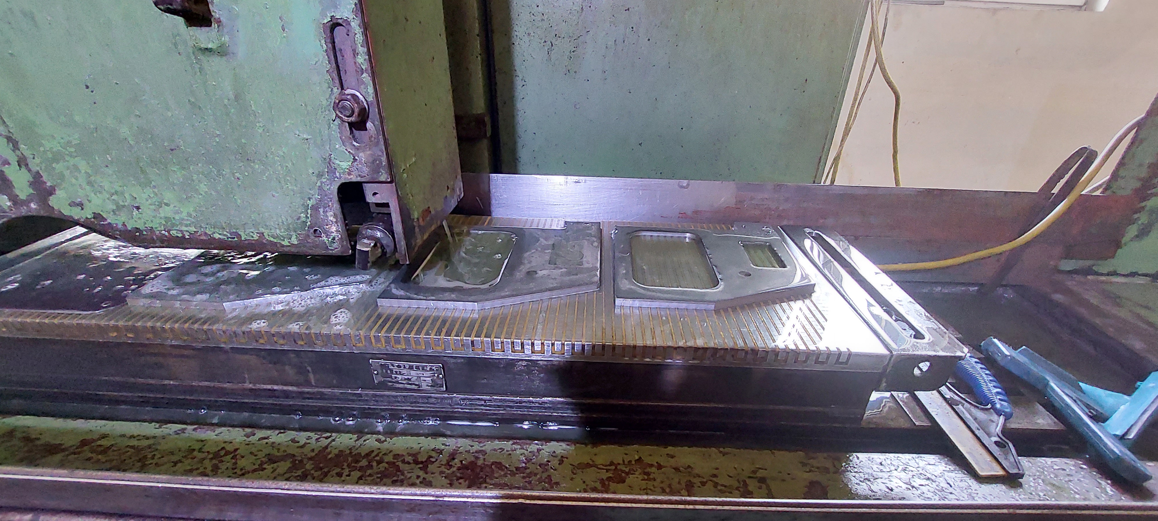 Machine for the flat grinding