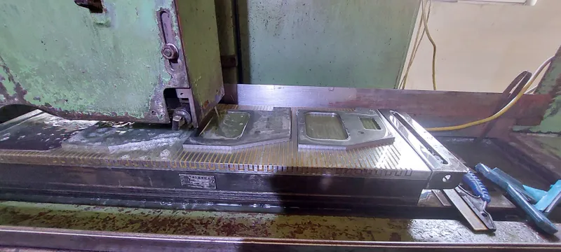 Machine for the flat grinding