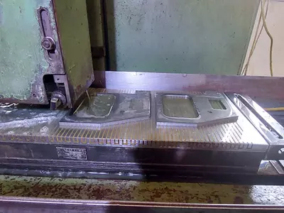 Machine for the flat grinding